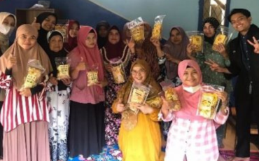 Perhitungan Harga Pokok Produksi kepada kelompok UMKM Asten Jaya Kampung Gunung Leutik Desa Benteng