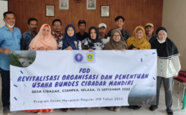 Dosen Mengabdi Membantu Revitalisasi Organisasi dan Penentuan Usaha BUMDes Cibadak Mandiri Desa Cibadak, Kecamatan Ciampea